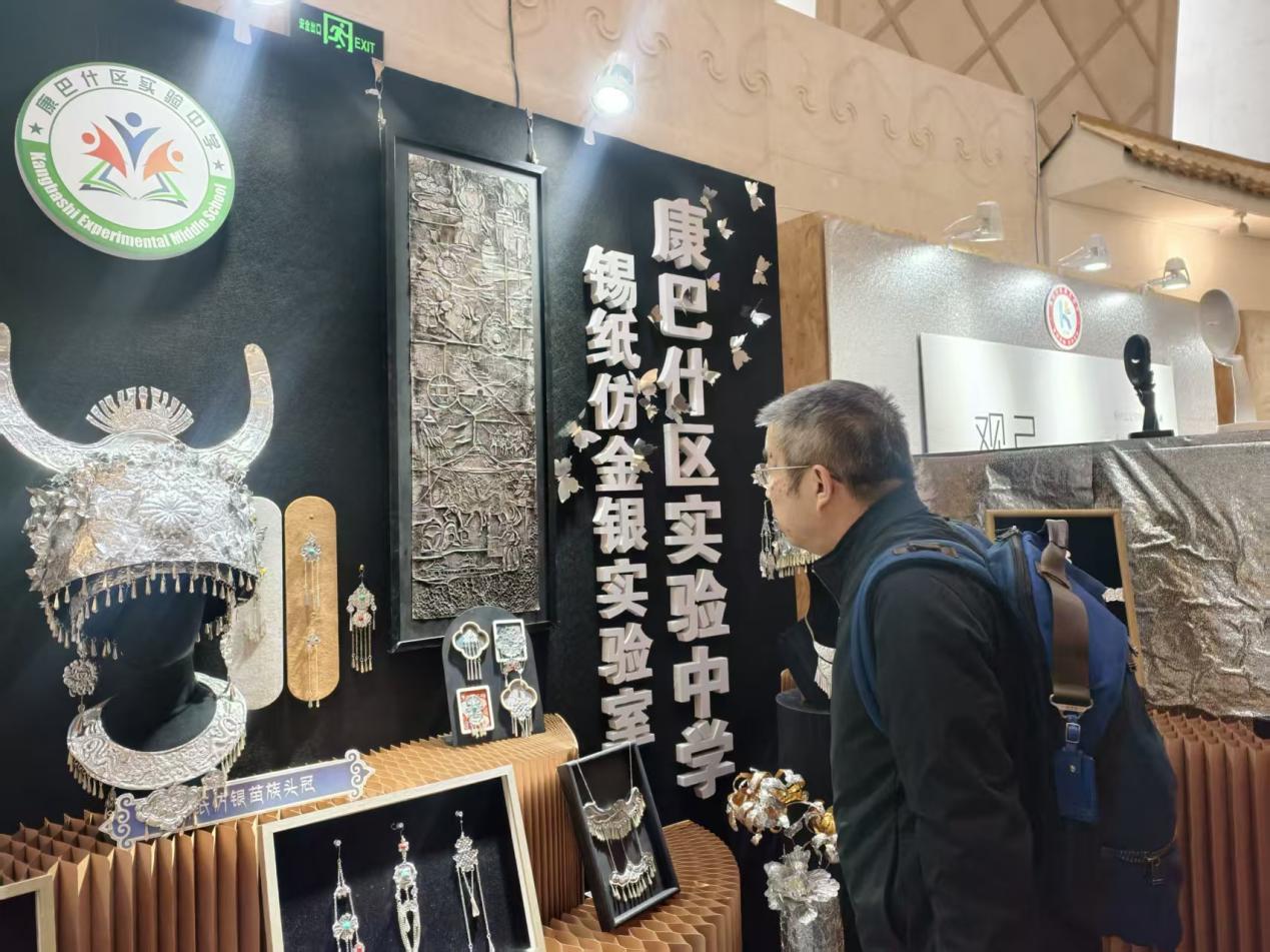 全国区域教育创新与发展研讨会在鄂尔多斯市康巴什区举办(图4)