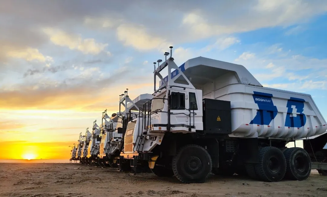 矿山司机平均年龄超40岁年轻人不愿来！近200台纯电无人矿卡开进新疆煤矿：换电只需6分钟比加油快(图1)