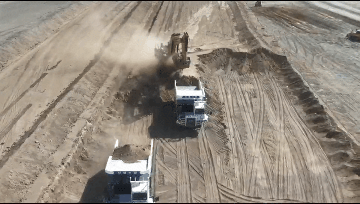 矿山司机平均年龄超40岁年轻人不愿来！近200台纯电无人矿卡开进新疆煤矿：换电只需6分钟比加油快(图4)