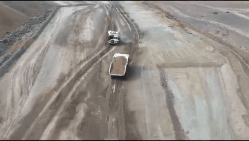 矿山司机平均年龄超40岁年轻人不愿来！近200台纯电无人矿卡开进新疆煤矿：换电只需6分钟比加油快(图5)