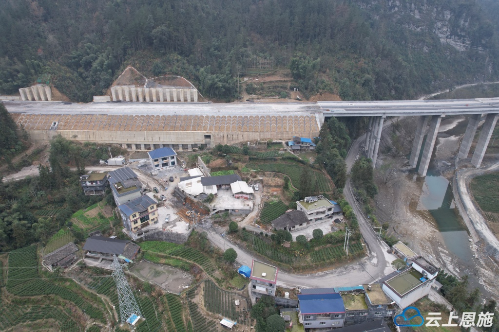 咸丰县产业基础设施配套建设项目030县道翻修唐崖段动工开建(图1)