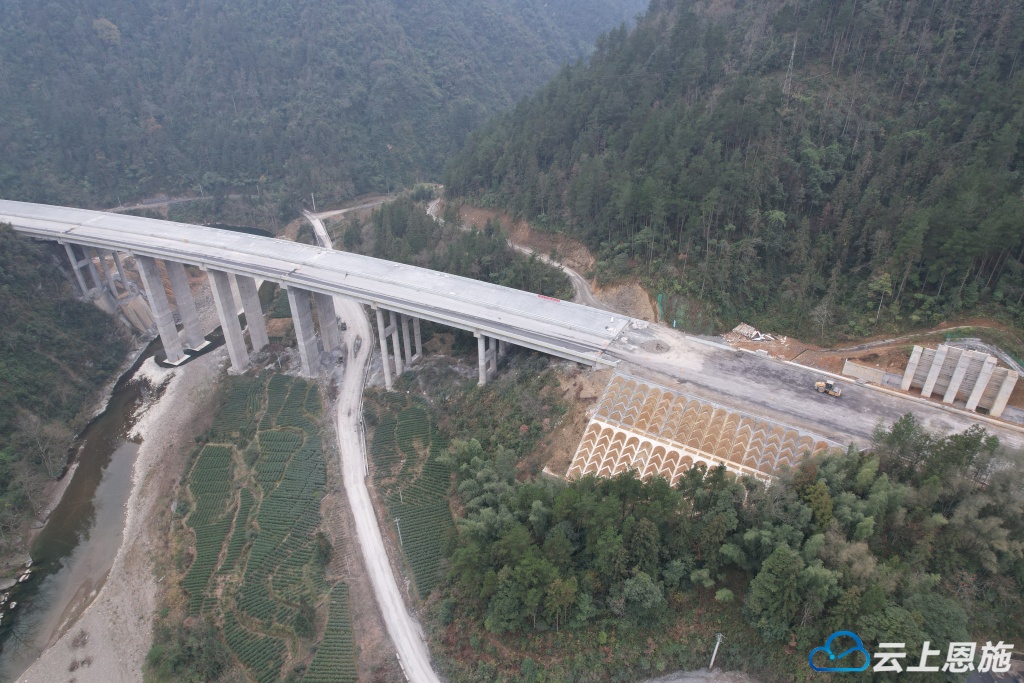 咸丰县产业基础设施配套建设项目030县道翻修唐崖段动工开建(图4)