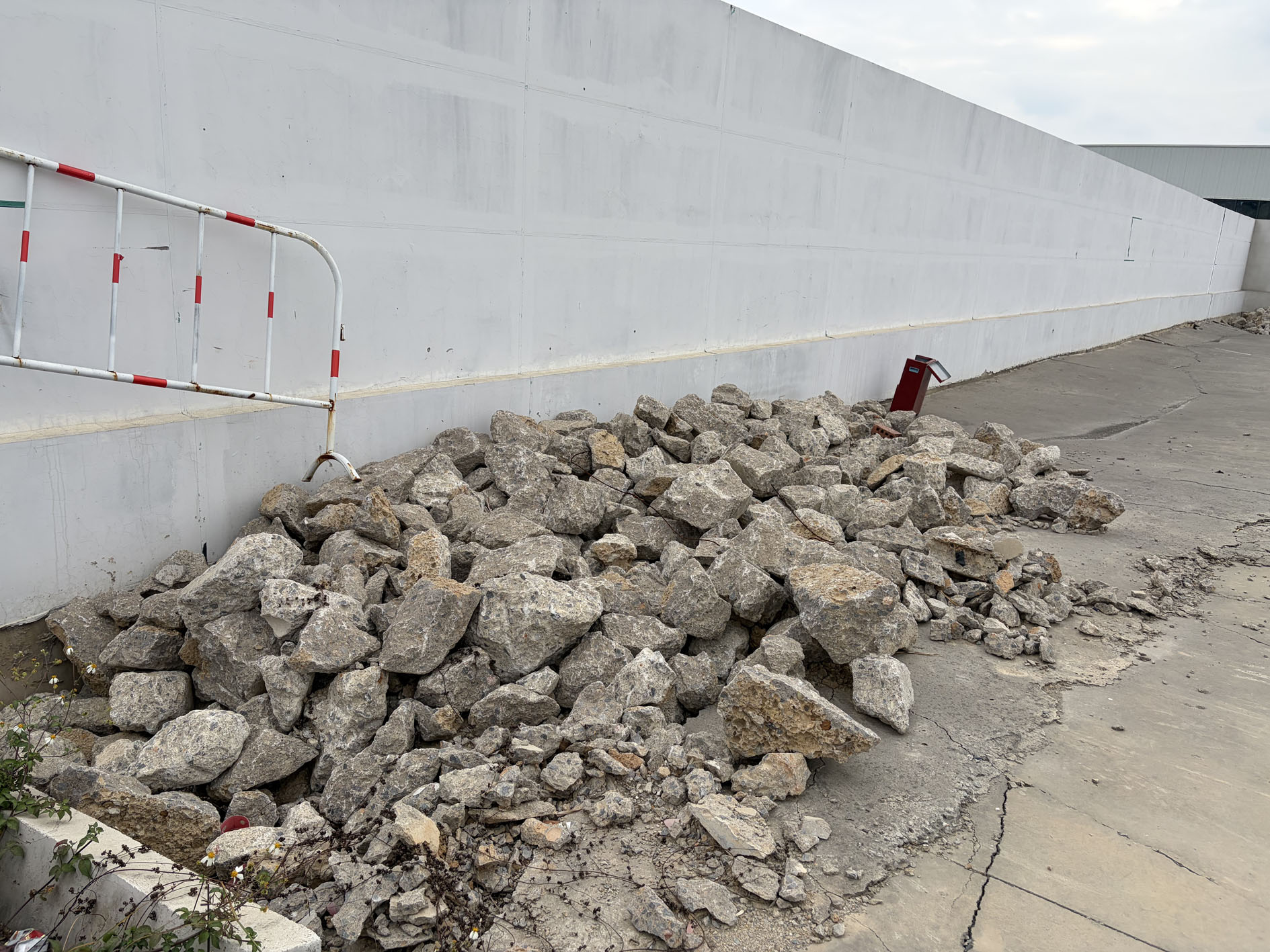 地面塌陷、杂草丛生：省级重点工程何以长期停工？(图1)